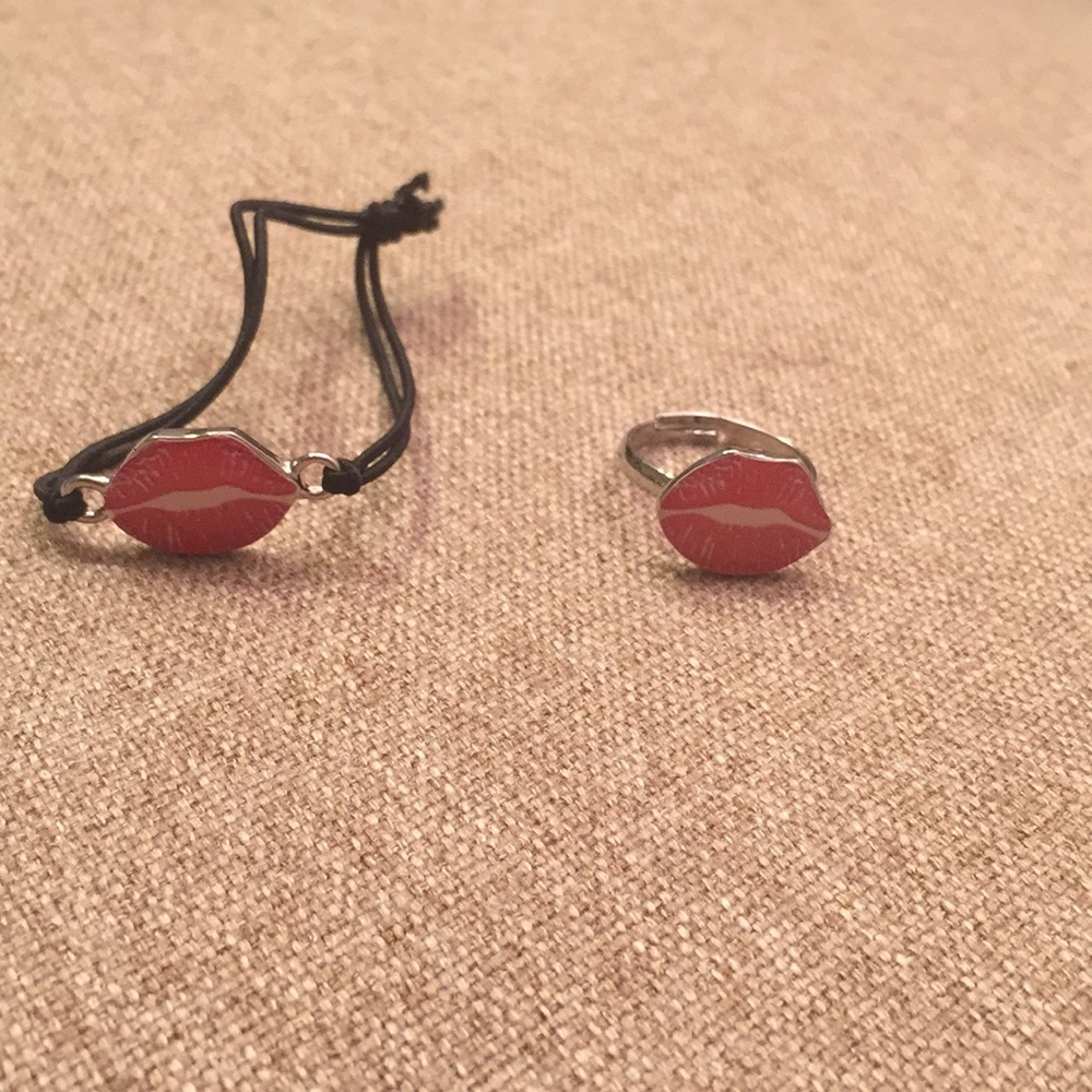 A kiss ring and kiss bracelet